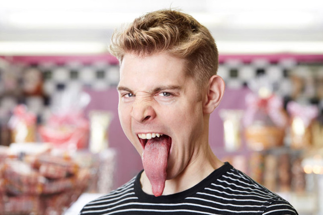 Sách kỷ lục Guinness thế giới 2015 công nhận anh Nick Stoeberl, 24 tuổi, đến từ California, Mỹ là người có cái lưỡi dài nhất thế giới. Theo đó, lưỡi của Nick đo được 10,1 cm, tính từ đầu lưỡi đến giữa môi trên khi nó khép lại.
