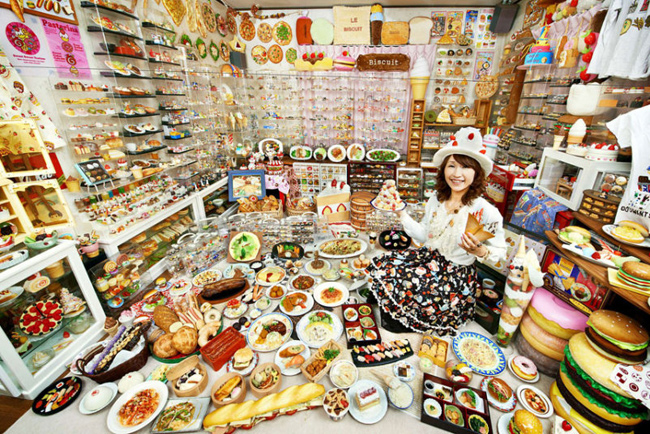Cô Akiko Obata (Nhật Bản) có bộ sưu tập các món ăn bằng nhựa lớn nhất thế giới, với hơn 8.000 món ăn từ bánh mỳ kẹp thịt, bánh rán, súp cho tới các món tráng miệng, được bày kín trong căn hộ của cô.
