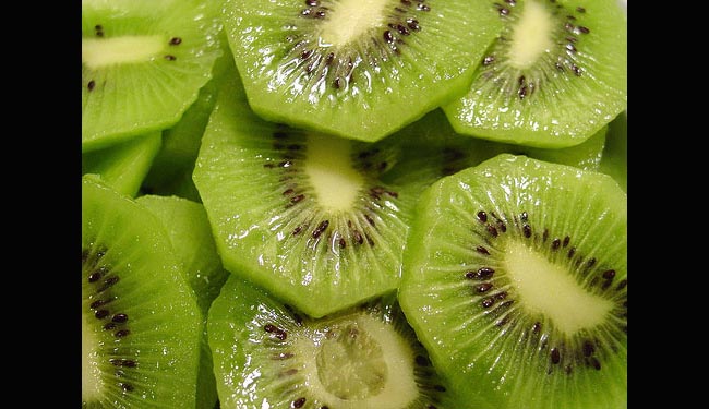 Kiwi

Kiwi có vỏ ngoài nham nhám, màu xanh nâu; phần thịt bên trong có màu xanh lá cây tươi sáng hoặc màu vàng nhạt, vị hơi chua. Đây là loại quả rất giàu vitamin C và canxi.

