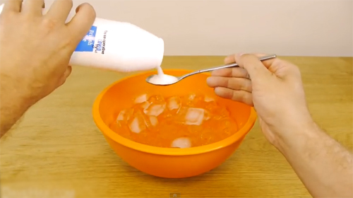 Mẹo làm lạnh nước ngọt chỉ trong 2 phút - 3