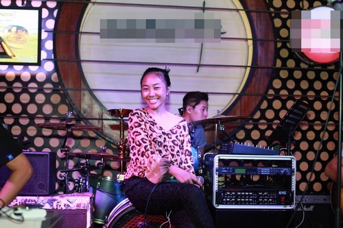 Đoan Trang mặc áo trễ vai gọi Quang Linh là quot;chồngquot; - 4