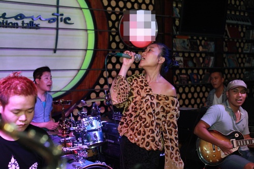Đoan Trang mặc áo trễ vai gọi Quang Linh là quot;chồngquot; - 2