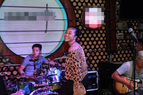 Đoan Trang mặc áo trễ vai gọi Quang Linh là quot;chồngquot; - 3