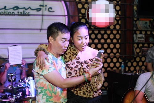 Đoan Trang mặc áo trễ vai gọi Quang Linh là quot;chồngquot; - 6