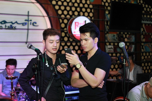 Đoan Trang mặc áo trễ vai gọi Quang Linh là quot;chồngquot; - 12
