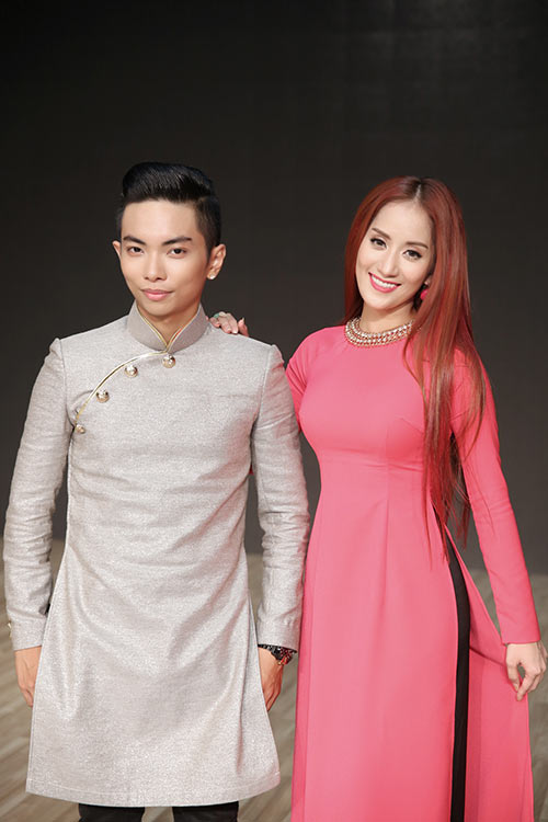 Khánh Thi e ấp áo dài bên học trò Phan Hiển - 6