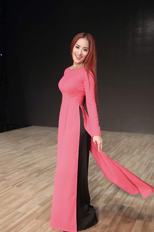 Khánh Thi e ấp áo dài bên học trò Phan Hiển - 1