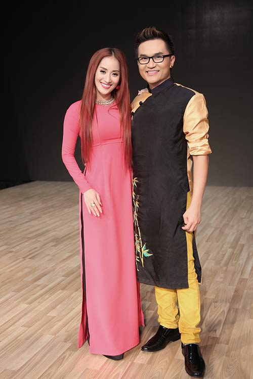 Khánh Thi e ấp áo dài bên học trò Phan Hiển - 4