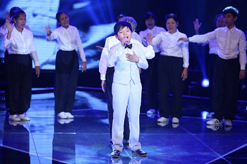 Liveshow 4 GHVN: Hồ Hoài Anh đích thân đệm bè cho Huyền Trân - 11