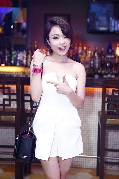 Chi Pu quot;giấu nhẹmquot; vòng 1 bên cạnh Khả Ngân - 9