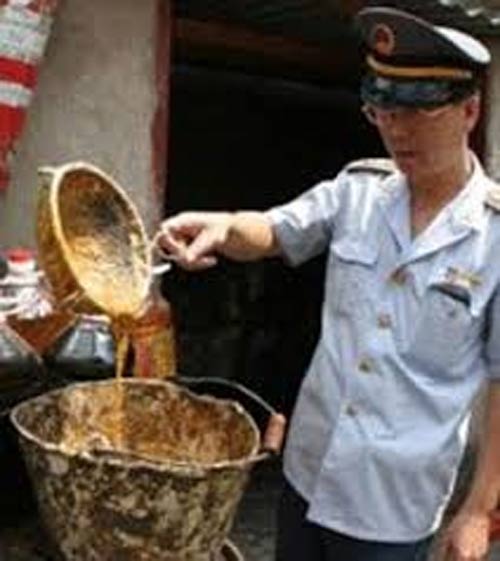 Thu hồi sản phẩm nghi chứa dầu ăn làm từ rác thải tại VN - 1