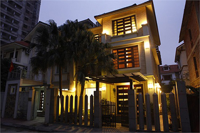 Hồ Quỳnh Hương sở hữu ngôi biệt thự 3 tầng có vườn bao quanh.
