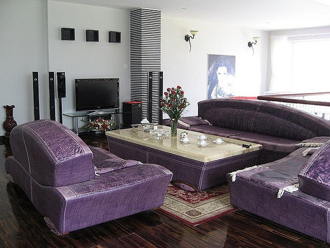 Phòng khách nổi bật với bộ sofa lớn màu tím.
