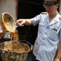 Mua sắm - Giá cả - Thu hồi sản phẩm nghi chứa dầu ăn làm từ rác thải tại VN