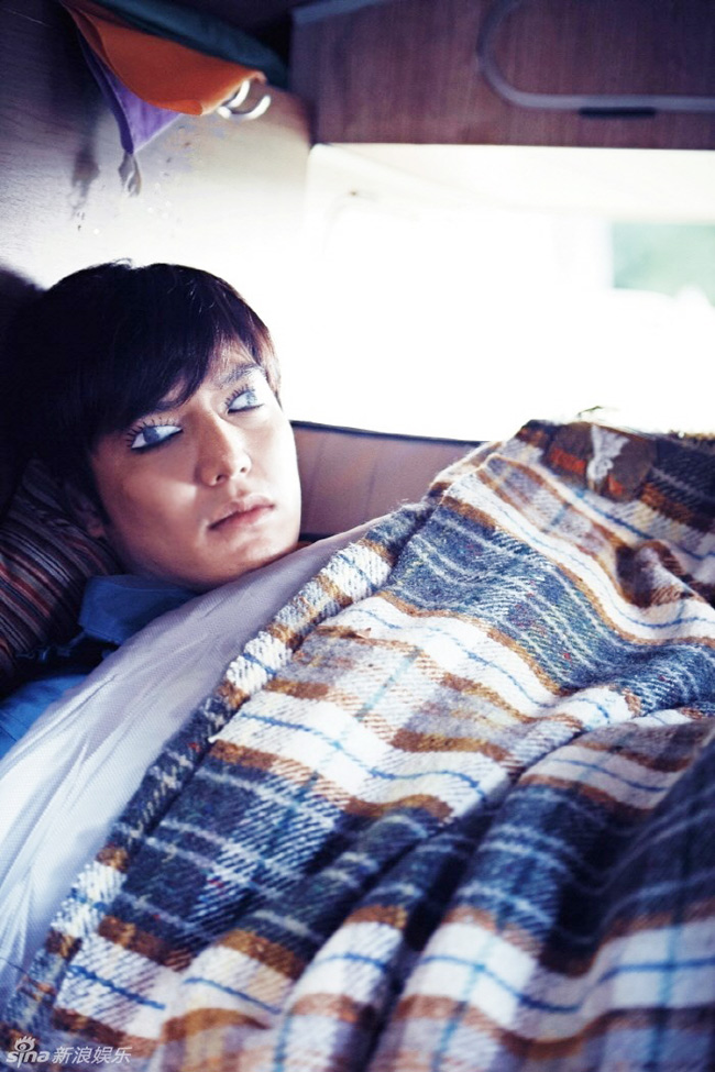 Lee Min Ho tranh thủ chợp mắt nghỉ ngơi sau những giờ làm việc căng thẳng. Hình ảnh ngộ nghĩnh của chàng Kim Tan khiến các fan điêu đứng.

