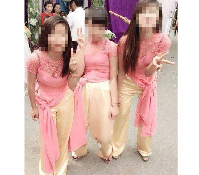 Áo dài là một biểu tượng của vẻ đẹp dịu dàng, nết na của phụ nữ Việt nhưng trang phục truyền thống này đang bị một bộ phận nhỏ các nữ sinh làm xấu xí bởi những cách ăn mặc phản cảm.
