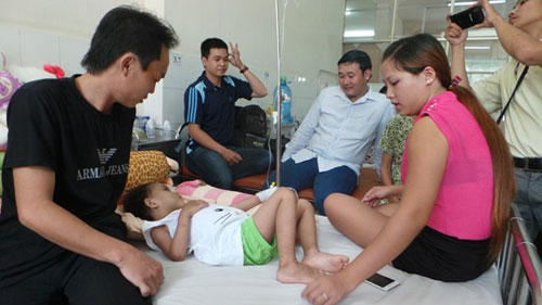 Bé Kim Ngân nhận ân nhân cứu mạng làm cha mẹ nuôi - 3