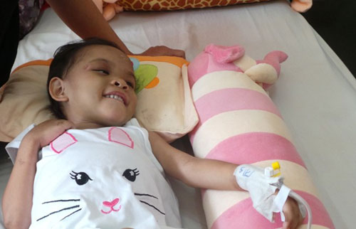 Bé Kim Ngân nhận ân nhân cứu mạng làm cha mẹ nuôi - 2