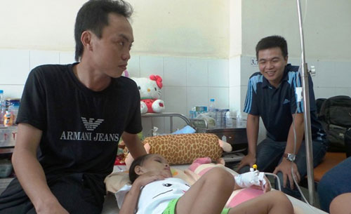 Bé Kim Ngân nhận ân nhân cứu mạng làm cha mẹ nuôi - 1