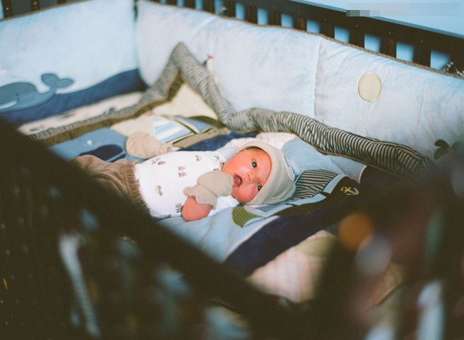 Em bé mới chào đời rất cứng cáp và đáng yêu dưới góc máy của nhiếp ảnh gia Carolee Beckham.
