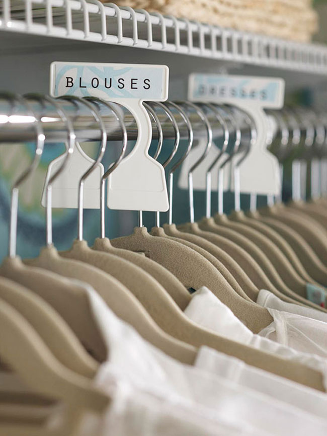 13. Treo quần áo

Treo các loại quần áo của bạn vào tủ với những chiếc móc có thêm thẻ treo phân loại, nhờ đó bạn có thể tìm các loại quần áo một cách dễ dàng.
