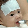 Làm mẹ - 9 cách hạ sốt dân gian cho trẻ của các bà mẹ Tây