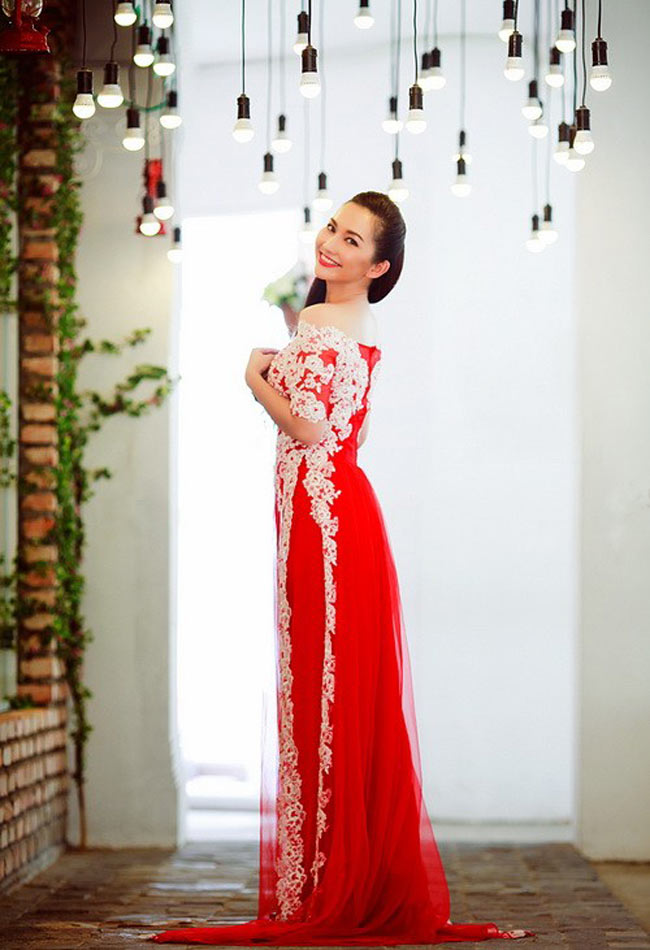 Kim Hiền cũng lựa chọn áo dài đỏ pha ren trắng
