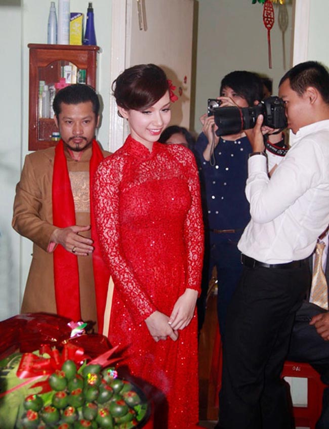 Quỳnh Chi với áo dài ren đỏ tôn nước da trắng và vóc dáng nuột nà
