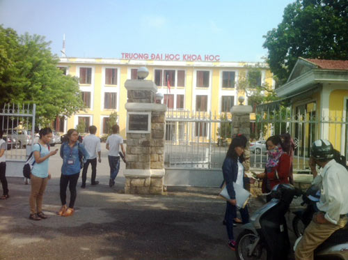 Hai nữ sinh bị kẻ lạ đâm vật nhọn vào “vùng kín” - 1