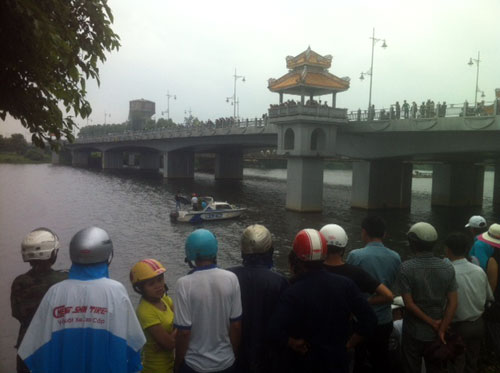 Người mẹ trẻ nhảy cầu tự vẫn, con nhỏ bơ vơ - 1