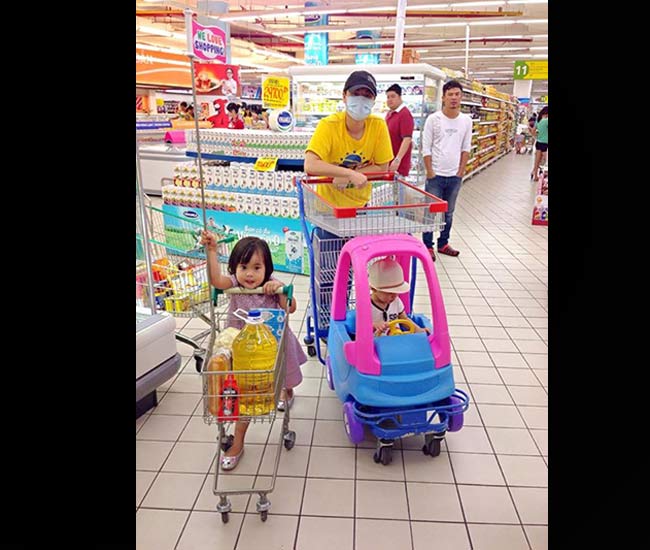 Ken và bố Đăng Khôi đi siêu thị cuối tuần.
