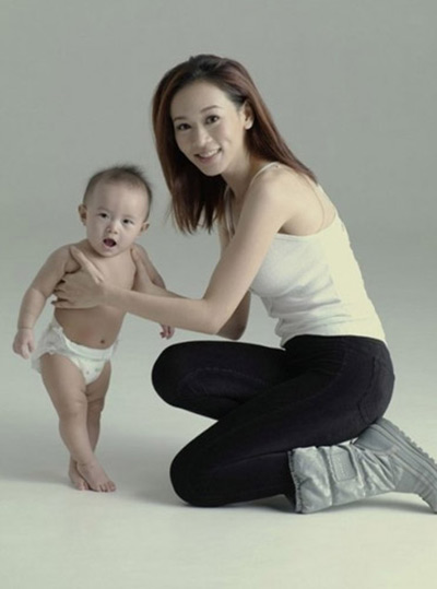 Làm mẹ đơn thân, từ hoa hậu thành gái quán bar - 2