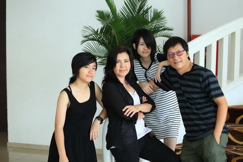 quot;Ghen tịquot; vợ chồng Phương Thảo - Ngọc Lễ ôm nhau - 7