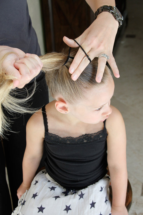 5 phút làm tóc nơ xinh-mát-gọn cho con gái yêu - 4