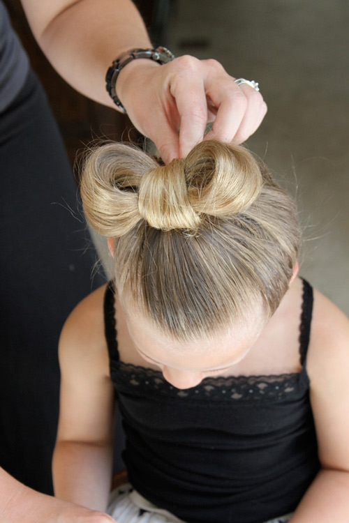 5 phút làm tóc nơ xinh-mát-gọn cho con gái yêu - 11