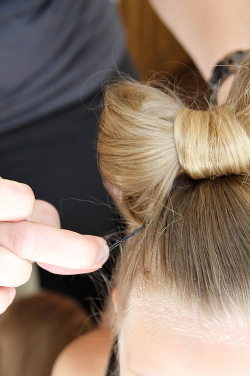 5 phút làm tóc nơ xinh-mát-gọn cho con gái yêu - 13