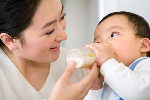 Tác hại #039;ngã ngửa#039; trẻ dưới 6 tháng uống nước lọc ngày nóng - 2