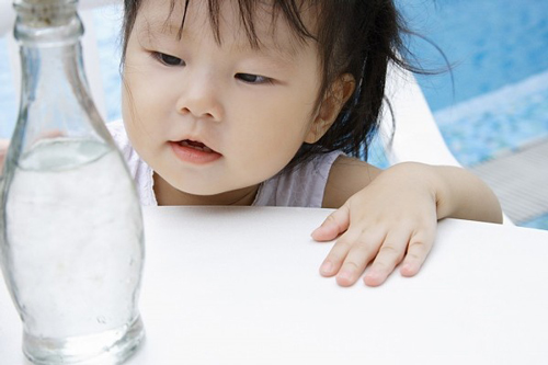 Lỗi “kinh điển” của mẹ Việt chăm con ngày nóng - 2