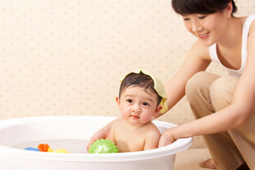 Lỗi “kinh điển” của mẹ Việt chăm con ngày nóng - 3