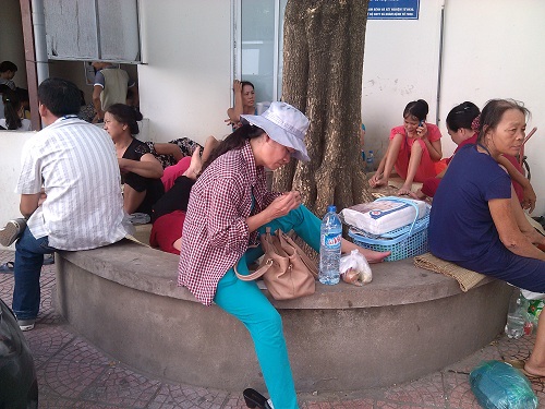 Bà bầu vật vã đi khám thai trong nắng nóng trên 40 độ C - 2