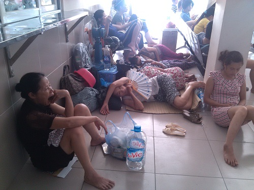 Bà bầu vật vã đi khám thai trong nắng nóng trên 40 độ C - 1