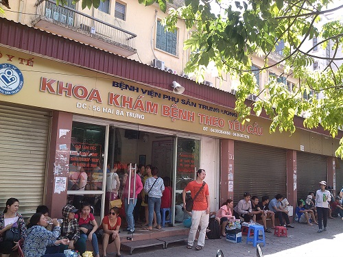 Bà bầu vật vã đi khám thai trong nắng nóng trên 40 độ C - 4