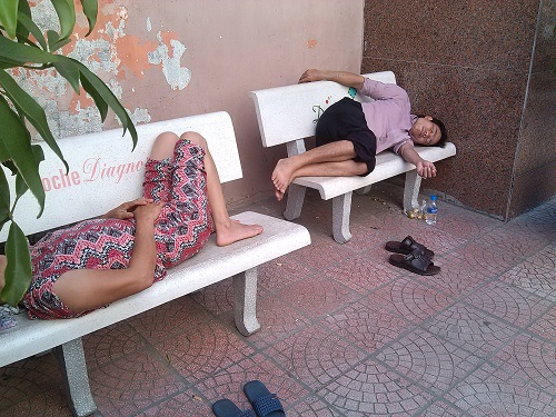 Bà bầu vật vã đi khám thai trong nắng nóng trên 40 độ C - 10