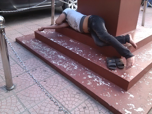 Bà bầu vật vã đi khám thai trong nắng nóng trên 40 độ C - 11