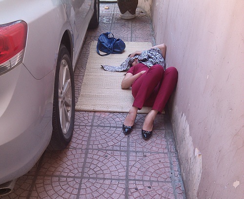 Bà bầu vật vã đi khám thai trong nắng nóng trên 40 độ C - 12