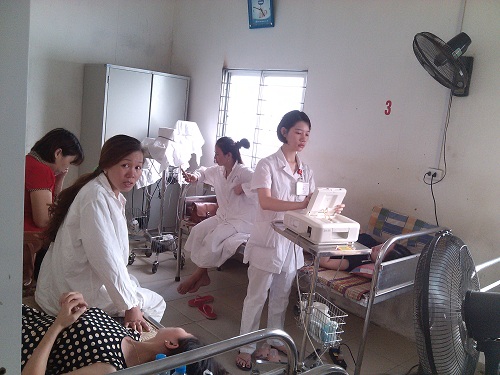 Bà bầu vật vã đi khám thai trong nắng nóng trên 40 độ C - 7