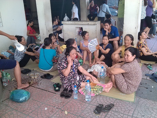 Bà bầu vật vã đi khám thai trong nắng nóng trên 40 độ C - 8