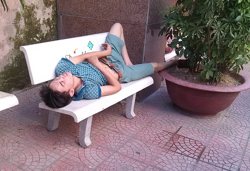 Bà bầu vật vã đi khám thai trong nắng nóng trên 40 độ C - 9