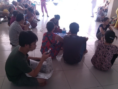 Bà bầu vật vã đi khám thai trong nắng nóng trên 40 độ C - 13