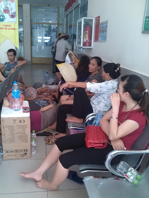 Bà bầu vật vã đi khám thai trong nắng nóng trên 40 độ C - 14